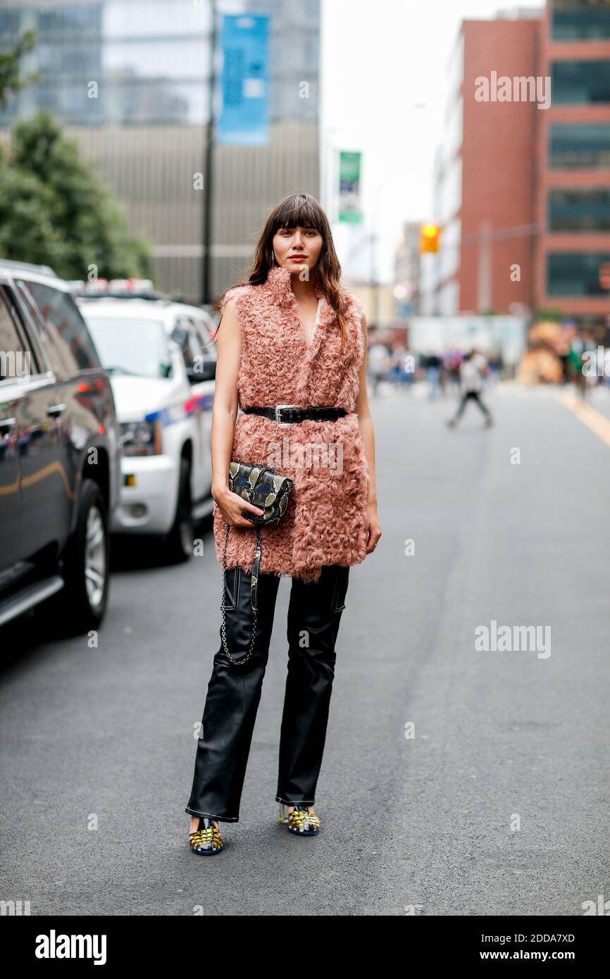 Street Style, Natalie Lim Suarez Ankunft in Longchamp Frühjahr Sommer 2019 Ready-to-Wear-Show, im World Trade Center, in New York, USA, am 8. September 2018 statt. Foto von Marie-Paola Bertrand-Hillion/ABACAPRESS.COM Stockfoto