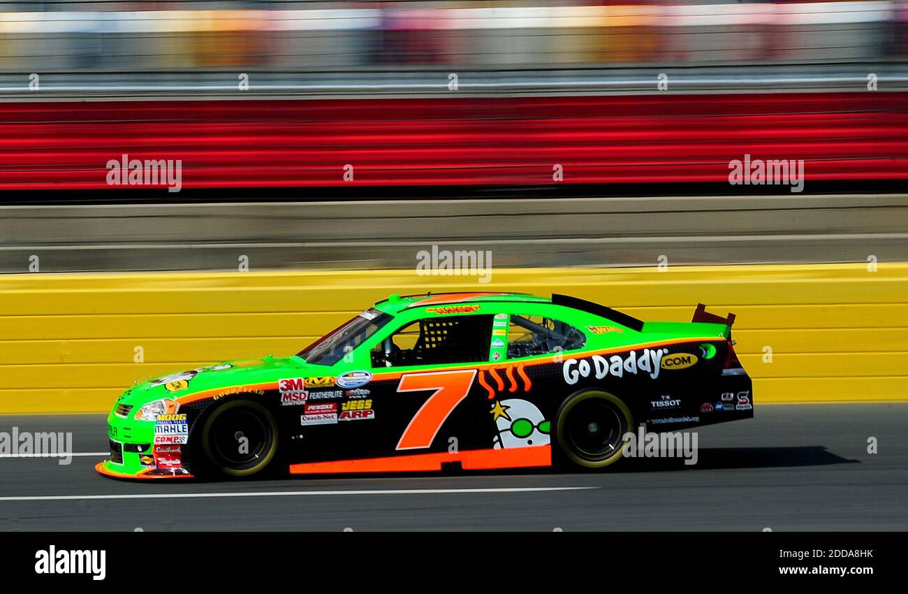 KEIN FILM, KEIN VIDEO, KEIN TV, KEINE DOKUMENTATION - die NASCAR Nationwide Series-Fahrerin Danica Patrick verschwimmt am 13. Oktober 2010 bei einem Training auf dem Charlotte Motor Speedway in Concord, NC, USA, an der vorderen Tribüne am Charlotte Motor Speedway vorbei. Foto von Jeff Siner/Charlotte Observer/MCT/Cameleon/ABACAPRESS.COM Stockfoto