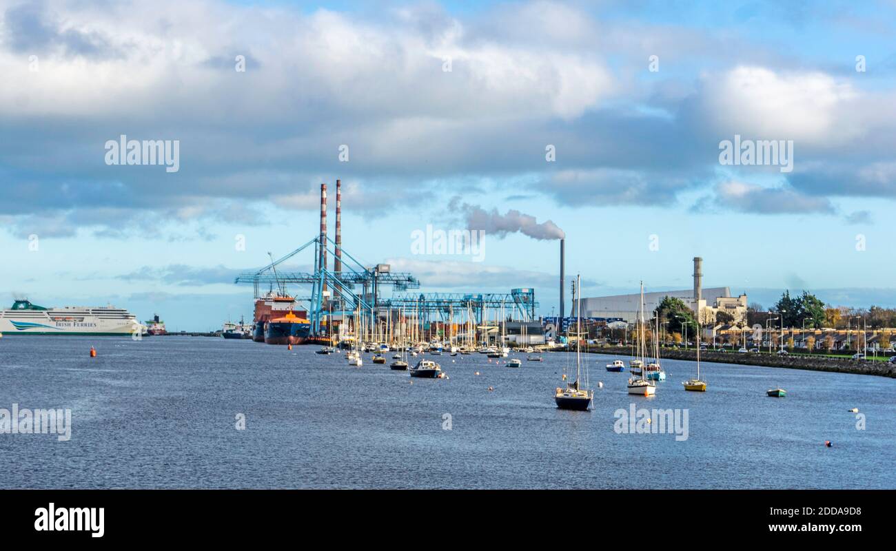 Dublin Port, Irland, mit einem Portalkran in Betrieb, einer Fahrgastfähre mit Liegeplätzen, kleinen Booten und der East Link Ferry Bridge und der neuen i Stockfoto