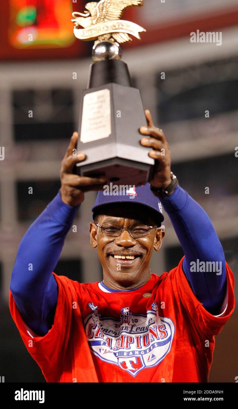 KEIN FILM, KEIN VIDEO, KEIN Fernsehen, KEINE DOKUMENTATION - Texas Rangers Manager Ron Washington feiert nach dem Gewinn der American League Championship Series in sechs Spielen während MLB Baseball-Spiel, Texas Rangers gegen New York Yankees im Rangers Ballpark in Arlington, Texas, USA am 22. Oktober 2010. Texas Rangers gewann 6:1. Foto von Jenkins Ron/MCT/Cameleon/ABACAPRESS.COM Stockfoto