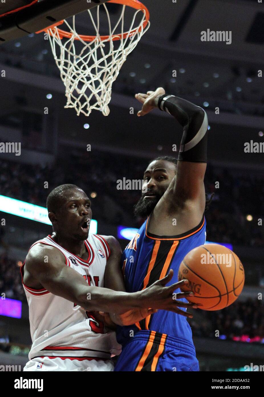 KEIN FILM, KEIN VIDEO, KEIN Fernsehen, KEIN DOKUMENTARFILM - Chicago Bulls Forward Luol Deng, links, passiert um New York Knicks Center Ronny Turiaf in der ersten Hälfte im United Center in Chicago, IL, USA am 4. November 2010. Die Knicks besiegten die Bulls, 120-112. Foto von Chris Sweda/Chicago Tribune/MCT/ABACAPRESS.COM Stockfoto
