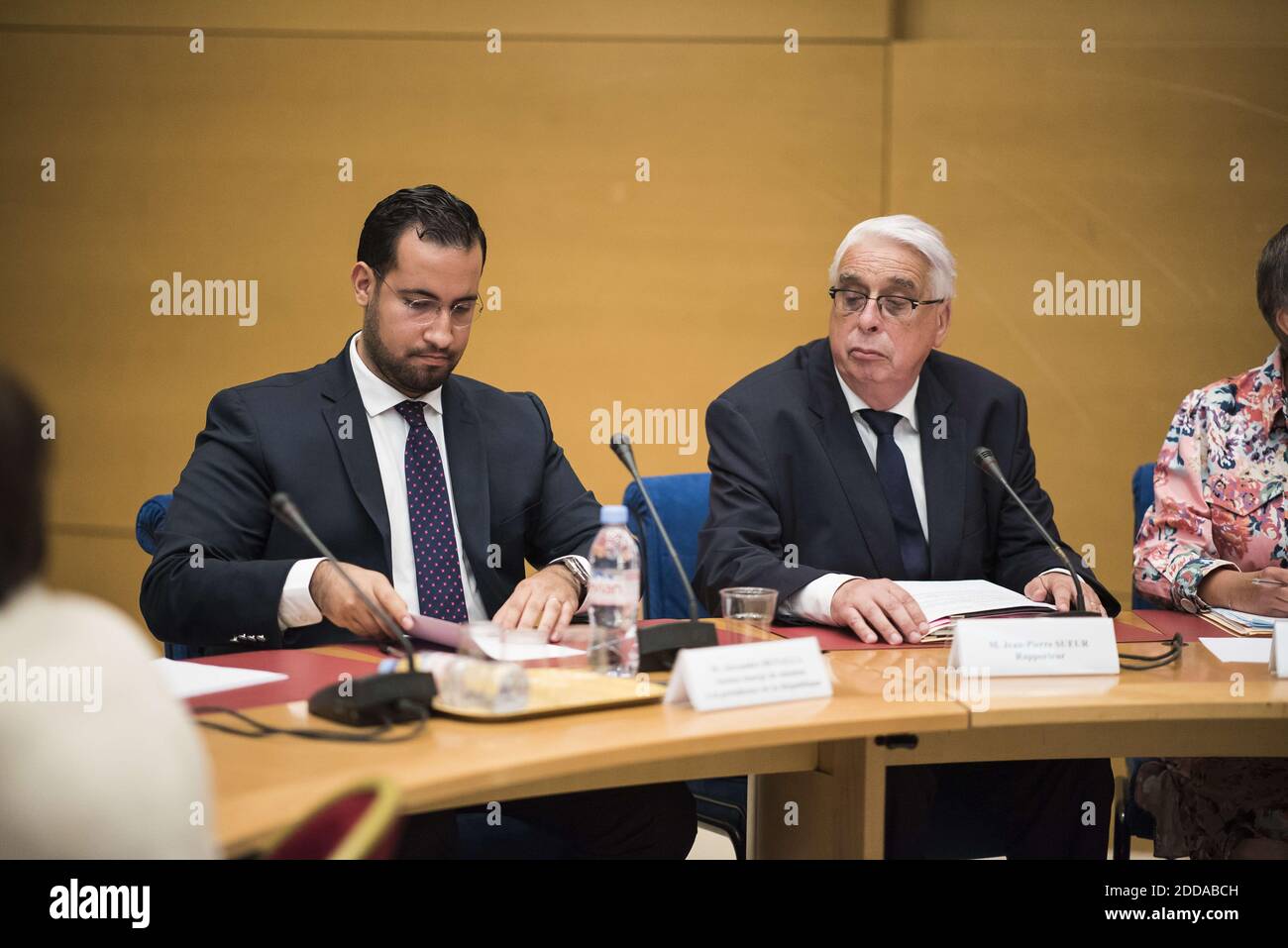 Der ehemalige Elysee-Sicherheitsbeauftragte Alexandre Benalla erscheint am 19. September 2018 vor einem Senatsausschuss in Paris, Frankreich. Der in Schande geratene ehemalige Leibwächter im Zentrum des größten Skandals von Emmanuel Macrons junger Präsidentschaft erschien vor einem Senatsausschuss, der ihn über seine engen Beziehungen zu Frankreichs verfemter Führerin erfragen wird. Benalla machte im Juli weltweite Schlagzeilen, nachdem ihn die Zeitung Le Monde enthüllte, als der Mann bei einer Kundgebung am 1. Mai in Paris Demonstranten aufschaufelt und sich als Polizist mit Polizeihelm und Armband ausgibt. Foto von Eliot Blondt/ABACAPRESS.COM Stockfoto