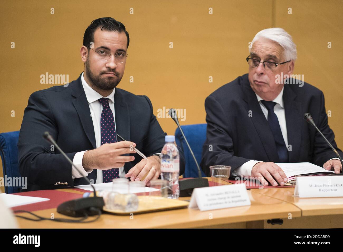 Der ehemalige Elysee-Sicherheitsbeauftragte Alexandre Benalla erscheint am 19. September 2018 vor einem Senatsausschuss in Paris, Frankreich. Der in Schande geratene ehemalige Leibwächter im Zentrum des größten Skandals von Emmanuel Macrons junger Präsidentschaft erschien vor einem Senatsausschuss, der ihn über seine engen Beziehungen zu Frankreichs verfemter Führerin erfragen wird. Benalla machte im Juli weltweite Schlagzeilen, nachdem ihn die Zeitung Le Monde enthüllte, als der Mann bei einer Kundgebung am 1. Mai in Paris Demonstranten aufschaufelt und sich als Polizist mit Polizeihelm und Armband ausgibt. Foto von Eliot Blondt/ABACAPRESS.COM Stockfoto