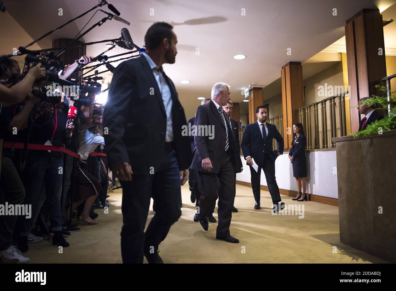 Alexandre Benalla, ehemaliger Sicherheitsbeauftragter von Elysee, tritt nach seinem Auftritt vor einem Senatsausschuss in Paris, Frankreich, am 19. September 2018 in einen Medienrausch ein. Der in Schande geratene ehemalige Leibwächter im Zentrum des größten Skandals von Emmanuel Macrons junger Präsidentschaft erschien vor einem Senatsausschuss, der ihn über seine engen Beziehungen zu Frankreichs verfemter Führerin erfragen wird. Benalla machte im Juli weltweite Schlagzeilen, nachdem ihn die Zeitung Le Monde enthüllte, als der Mann bei einer Kundgebung am 1. Mai in Paris Demonstranten aufschaufelt und sich als Polizist mit Polizeihelm und Armband ausgibt. Foto von El Stockfoto