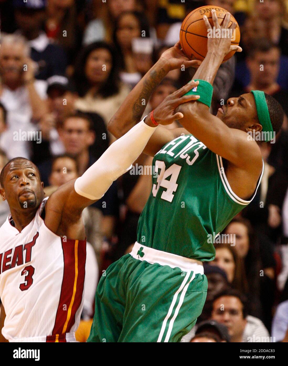 KEIN FILM, KEIN VIDEO, KEIN Fernsehen, KEINE DOKUMENTATION - der Boston Celtics' Paul Pierce, rechts, nimmt den Schuss unter starkem Druck von Miami Heat Defender Dwyane Wade, links, im ersten Halt während des NBA Basketball Spiels, Miami Heat gegen Boston Celtics in der American Airlines Arena in Miami, FL, USA am 11. November 2010. Die Celtics besiegten die Hitze, 112-107. Foto von Carl Juste/Miami Herald/MCT/ABACAPRESS.COM Stockfoto