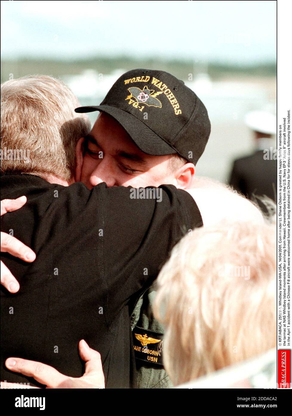 KEIN FILM, KEIN VIDEO, KEIN TV, KEIN DOKUMENTARFILM - © KRT/ABACA. 25122-1. Whidbey Island-WA-USA, 14/04/2001. Commander LT. Shane Osborn wird von glücklichen Familienmitgliedern auf dem Asphalt auf NAS Whidbey Island wenige Minuten nach der Ankunft aus Hawaii begrüßt. Besatzungsmitglieder der US Navy EP-3 Aries II Flugzeuge beteiligt i Stockfoto