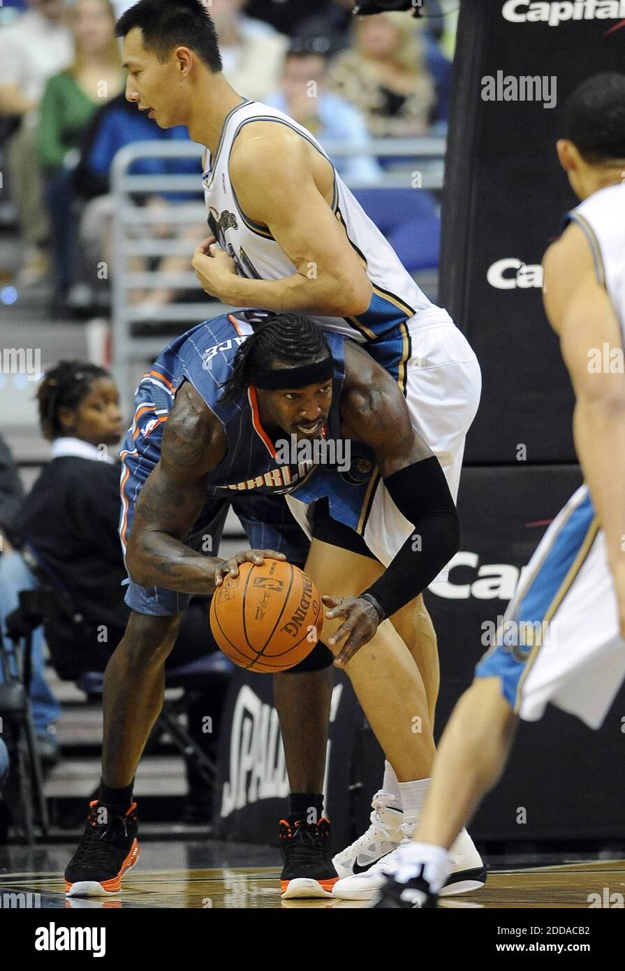 KEIN FILM, KEIN VIDEO, KEIN Fernsehen, KEIN DOKUMENTARFILM - Gerald Wallace von Charlotte Bobcats, Left, versucht im zweiten Viertel im Verizon Center in Washington, D.C. am Freitag, den 12. November 2010, einen Rebound gegen Yi Jianlian der Washington Wizards zu kontrollieren. Foto von Chuck Myers/MCT/ABACAPRESS.COM Stockfoto