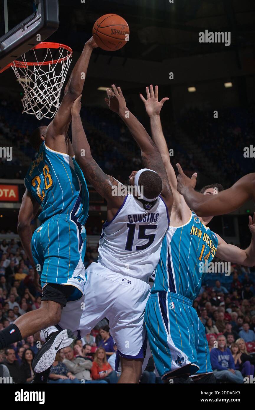 KEIN FILM, KEIN VIDEO, KEIN Fernsehen, KEIN DOKUMENTARFILM - New Orleans Hornets Centre D.J. Mbenga (28) blockiert einen Schussversuch von Sacramento Kings Power Forward DeMarcus Cousins (15) während des NBA Basketball-Spiels Sacramento Kings gegen New Orleans Hornets in der Arco Arena in Sacramento, CA, USA am 21. November 2010. Foto von Randall Benton/Sacramento Bee/MCT/ABACAPRESS.COM Stockfoto