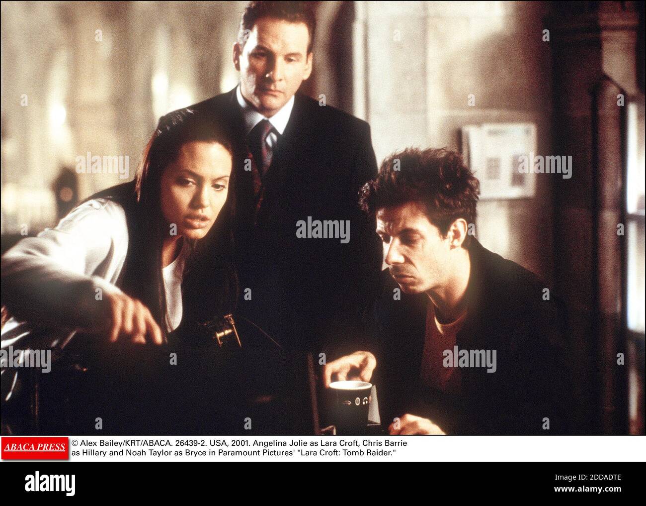 KEIN FILM, KEIN VIDEO, KEIN TV, KEIN DOKUMENTARFILM - © ALEX BAILEY/KRT/ABACA. 26439-2. USA, 2001. Angelina Jolie als Lara Croft, Chris Barrie als Hillary und Noah Taylor als Bryce in Paramount Pictures' Lara Croft: Tomb Raider. Stockfoto