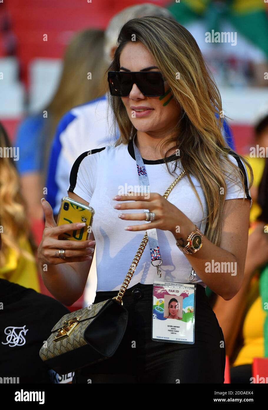 Larissa Pereira, 25, die Frau des 26-jährigen brasilianischen Spielers Roberto Firmino bei der FIFA Fußball-Weltmeisterschaft Brasilien gegen Serbien Spiel im Spartak-Stadion, Moskau, Russland am 27. Juni 2018. Foto von Christian Liewig/ABACAPRESS.COM Stockfoto