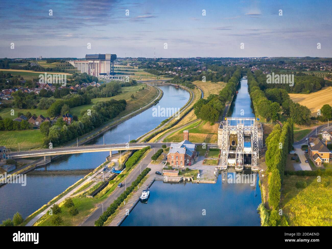 Belgien, Provinz Hennegau, Luftaufnahme des historischen Bootslifts am Canal du Centre mit Strepy-Thieu Lift im Hintergrund Stockfoto