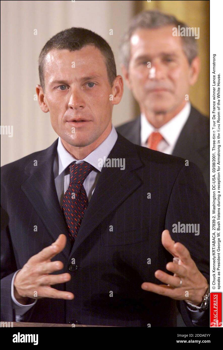 KEIN FILM, KEIN VIDEO, KEIN TV, KEIN DOKUMENTARFILM - © CHUCK KENNEDY/KRT/ABACA. 27839-2. Washington DC-USA. 03/08/2001. Die dreifache Tour De France-Siegerin Lance Armstrong spricht während eines Empfangs für Armstrong im Ostsaal des Weißen Hauses, während Präsident George W. Bush zuhört. Stockfoto