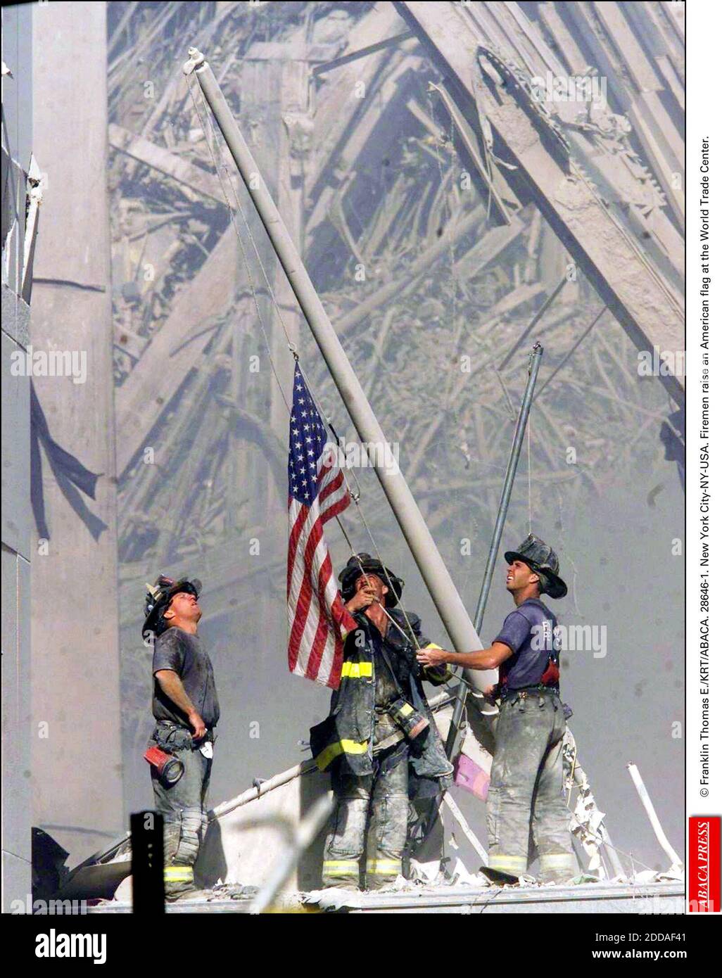 KEIN FILM, KEIN VIDEO, KEIN FERNSEHEN, KEIN DOKUMENTARFILM - © FRANKLIN THOMAS E./KRT/ABACA. 28646-1. New York City-NY-USA. Feuerwehrleute heben eine amerikanische Flagge im World Trade Center. Stockfoto