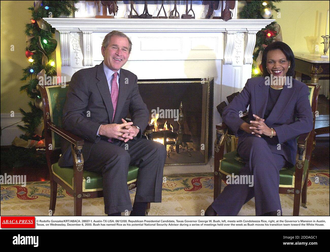 KEIN FILM, KEIN VIDEO, KEIN FERNSEHEN, KEIN DOKUMENTARFILM - © RODOLFO GONZALEZ/KRT/ABACA. 28937-1. Austin-TX-USA. 06/12/00. Republikanischer Präsidentschaftskandidat, Gouverneur George W. Bush, links, trifft sich am Mittwoch, 6. Dezember 2000, mit Condoleezza Rice, rechts, im Gouverneurshaus in Austin, Texas. Bush ha Stockfoto
