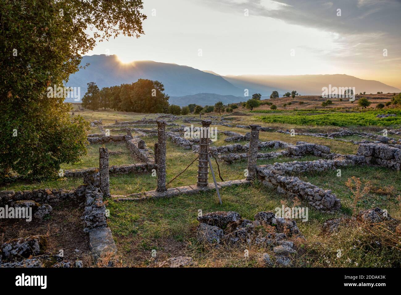 Albanien, Gjirokaster County, Ruinen der antiken griechischen Stadt Antigonia bei Sonnenuntergang Stockfoto