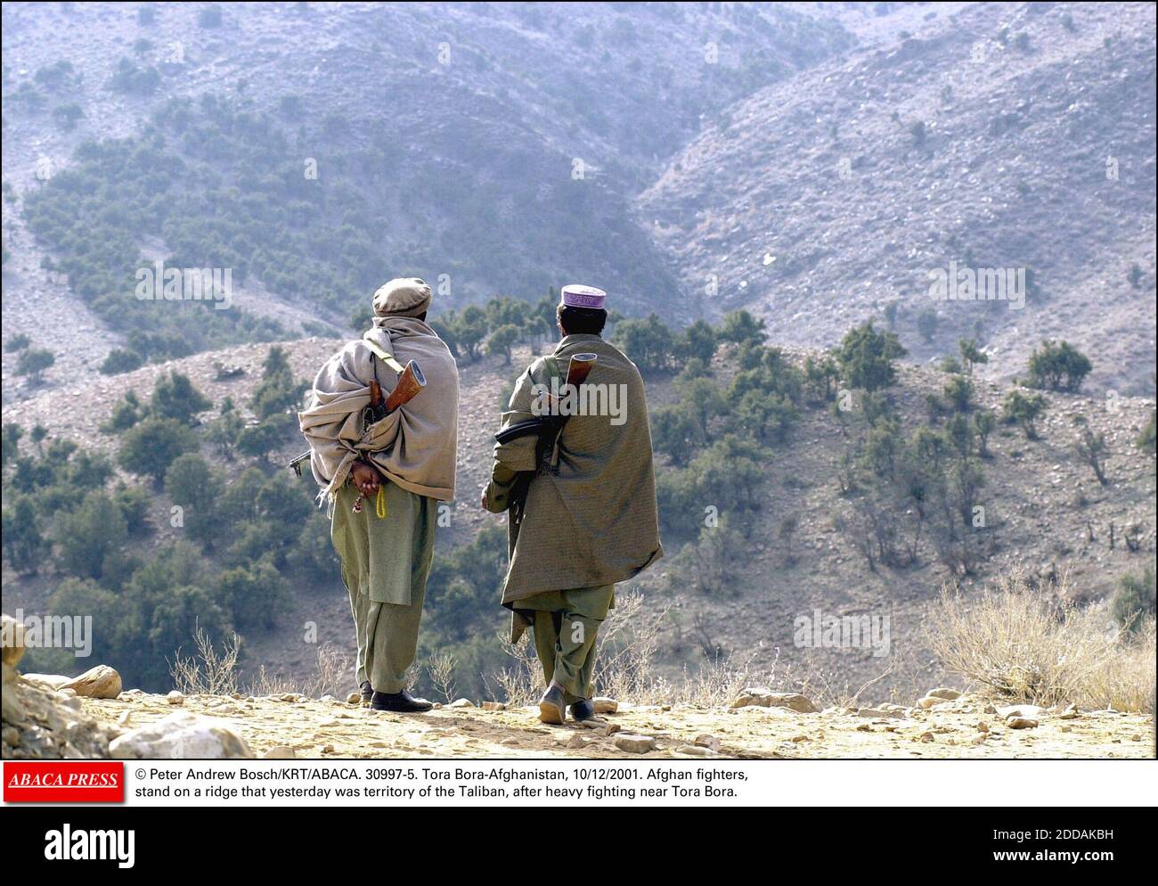 KEIN FILM, KEIN VIDEO, KEIN FERNSEHEN, KEIN DOKUMENTARFILM - © PETER ANDREW BOSCH/KRT/ABACA. 30997-5. Tora Bora-Afghanistan, 10/12/2001. Afghanische Kämpfer, stehen auf einem Bergrücken, der gestern Gebiet der Taliban war, nach schweren Kämpfen in der Nähe von Tora Bora. Stockfoto