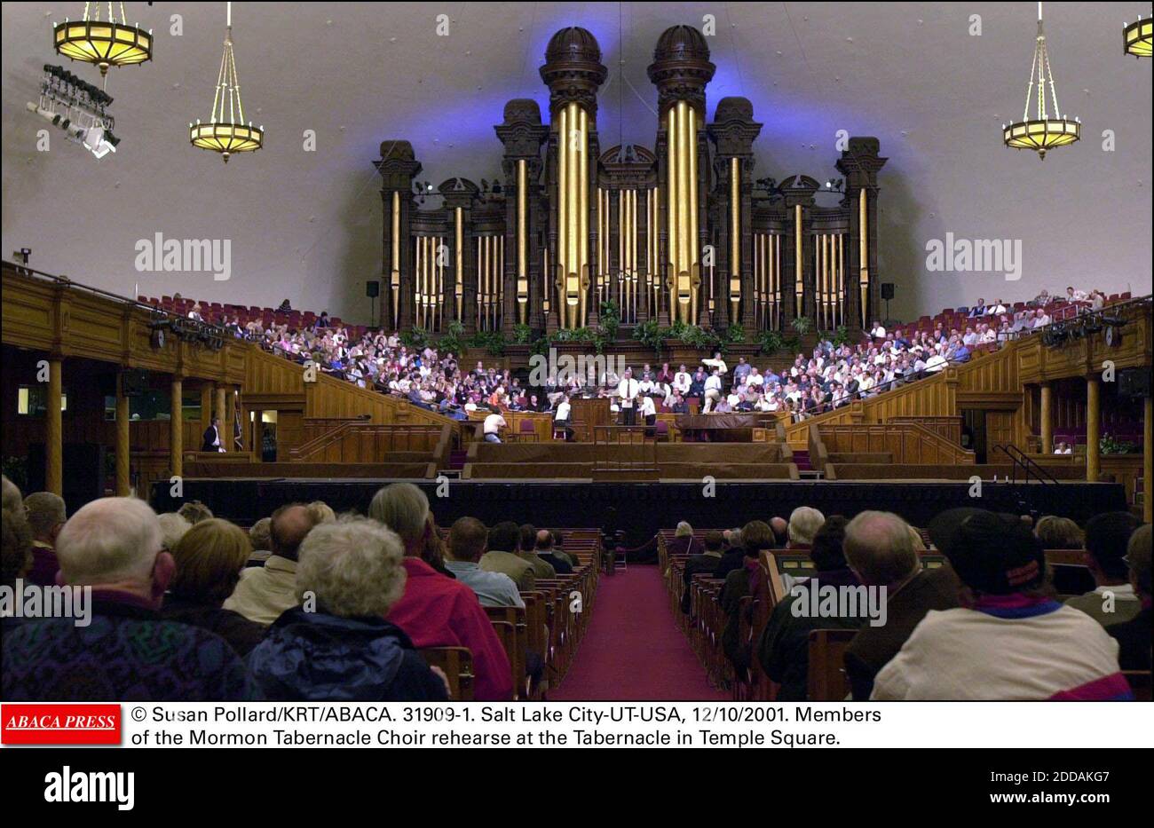 KEIN FILM, KEIN VIDEO, KEIN FERNSEHEN, KEIN DOKUMENTARFILM - © SUSAN POLLARD/KRT/ABACA. 31909-1. Salt Lake City-UT-USA, 12/10/2001. Mitglieder des Mormon Tabernacle Choir Proben im Tabernakel auf dem Tempelplatz. Stockfoto