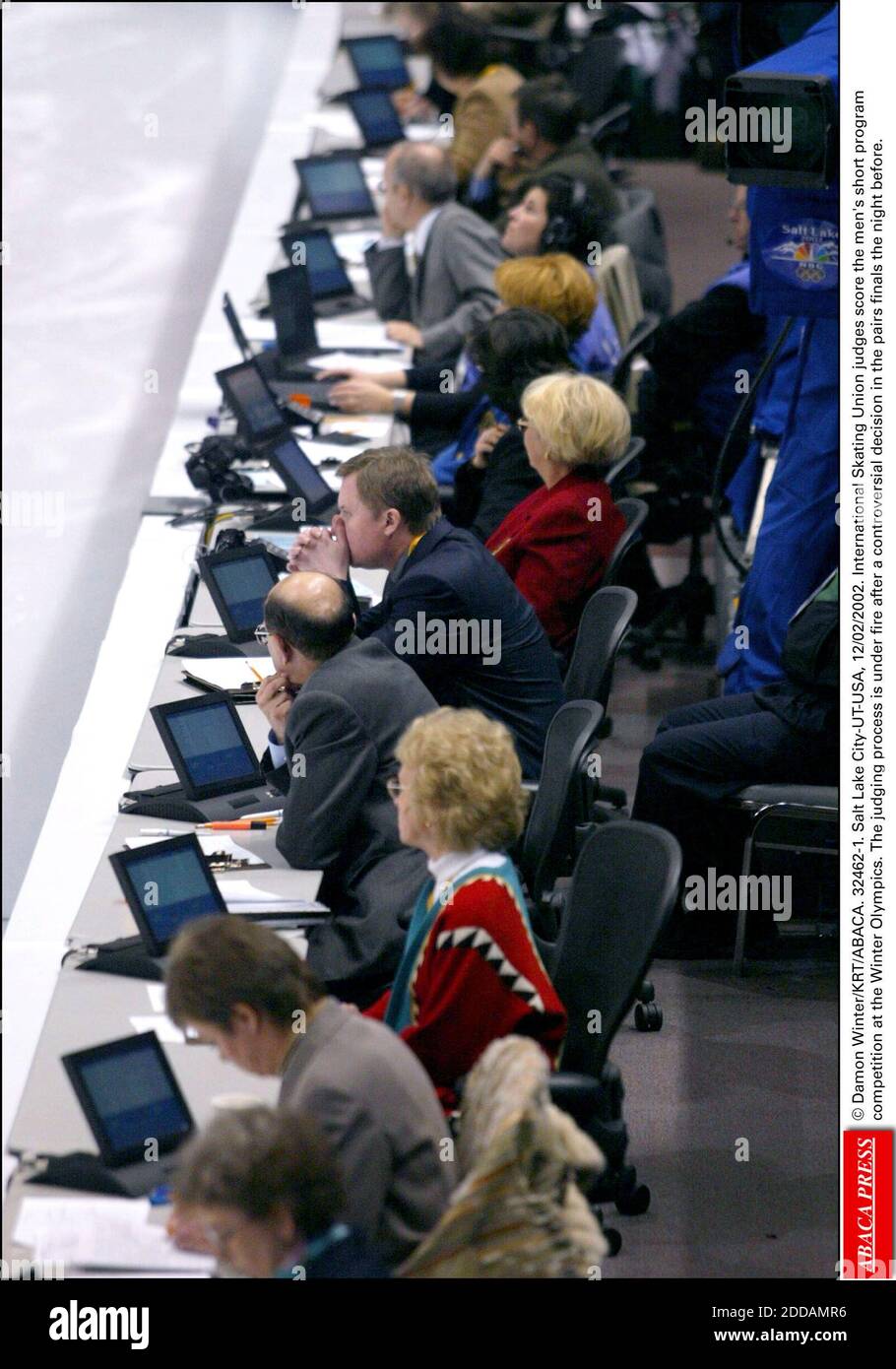 KEIN FILM, KEIN VIDEO, KEIN TV, KEIN DOKUMENTARFILM - © DAMON WINTER/KRT/ABACA. 32462-1. Salt Lake City-UT-USA, 12/02/2002. Die Jury der International Skating Union punktet bei den Olympischen Winterspielen im Kurzprogramm der Männer. Nach einer umstrittenen Entscheidung im Paarfinale steht der Bewertungsprozess unter Beschuss Stockfoto