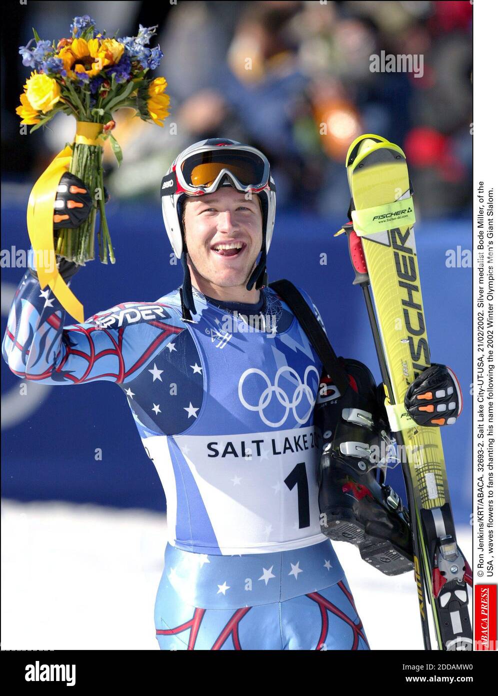 KEIN FILM, KEIN VIDEO, KEIN TV, KEIN DOKUMENTARFILM - © RON JENKINS/KRT/ABACA. 32693-2. Salt Lake City-UT-USA, 21/02/2002. Der Silbermedaillengewinner Bode Miller aus den USA winkt den Fans Blumen, die nach dem Riesenslalom der Olympischen Winterspiele 2002 seinen Namen singen. Stockfoto