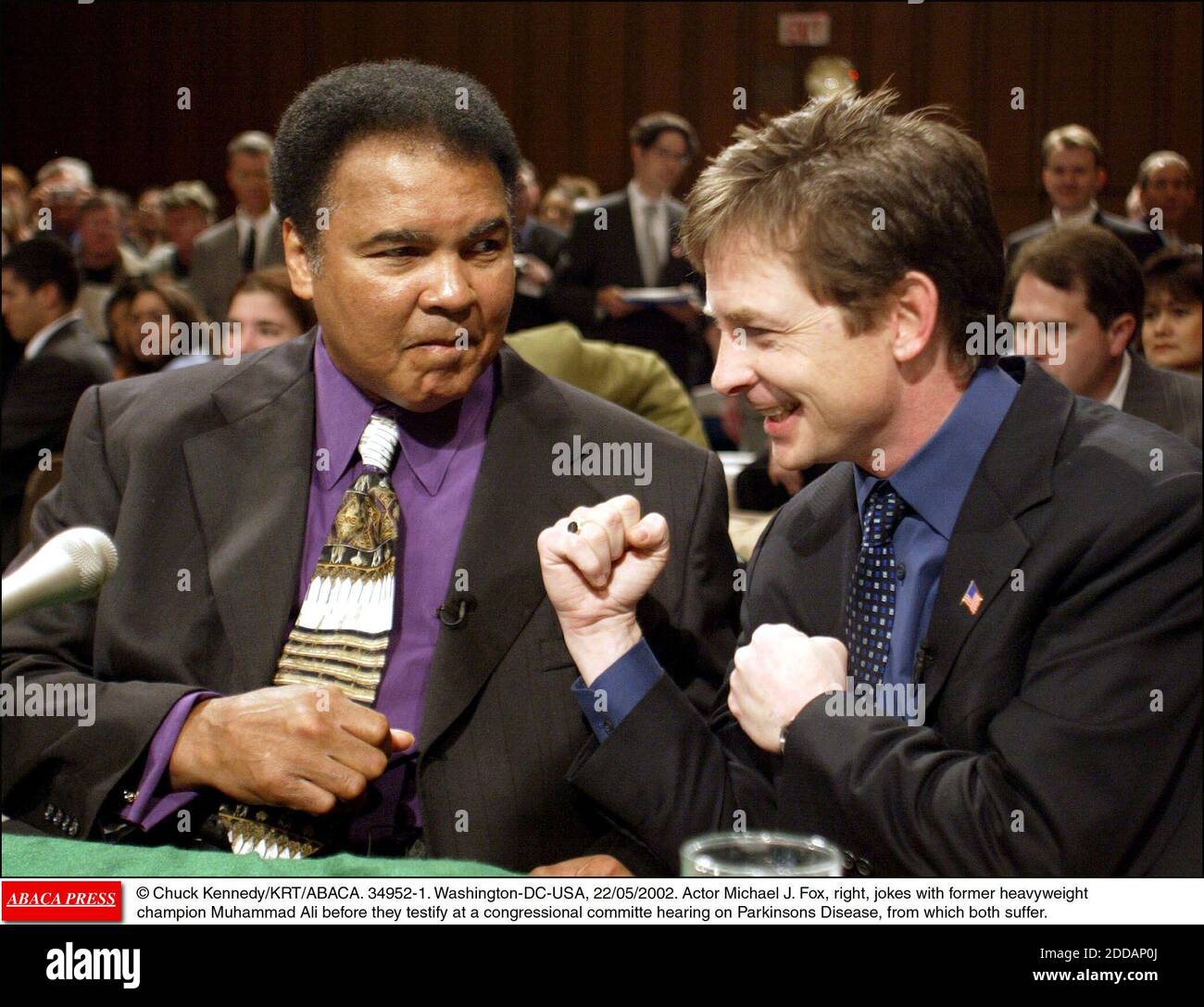 KEIN FILM, KEIN VIDEO, KEIN TV, KEIN DOKUMENTARFILM - © CHUCK KENNEDY/KRT/ABACA. 34952-1. Washington-DC-USA, 22/05/2002. Schauspieler Michael J. Fox, rechts, scherzt mit dem ehemaligen Schwergewichtssieger Muhammad Ali, bevor sie bei einer Anhörung des Kongressausschusses zur Parkinson-Krankheit Aussagen, an der beide leiden. Stockfoto