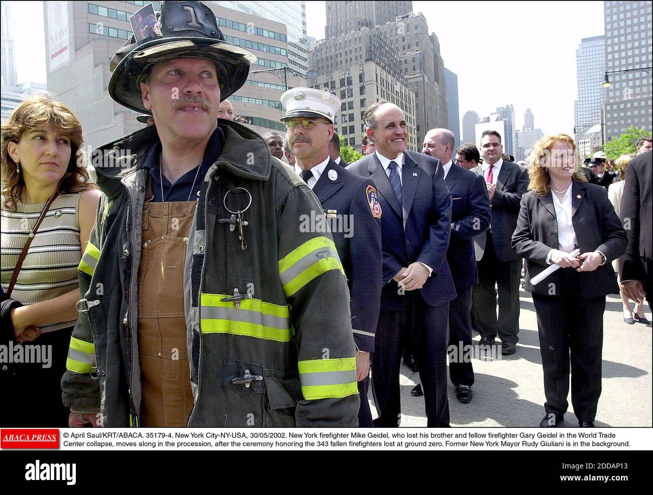 KEIN FILM, KEIN VIDEO, KEIN FERNSEHEN, KEIN DOKUMENTARFILM - © APRIL SAUL/KRT/ABACA. 35179-4. New York City-NY-USA, 30/05/2002. New Yorker Feuerwehrmann Mike Geidel, der seinen Bruder und Feuerwehrkollegen Gary Geidel im World Trade Center Zusammenbruch verloren hat, zieht in der Prozession nach der Zeremonie zu Ehren der Stockfoto