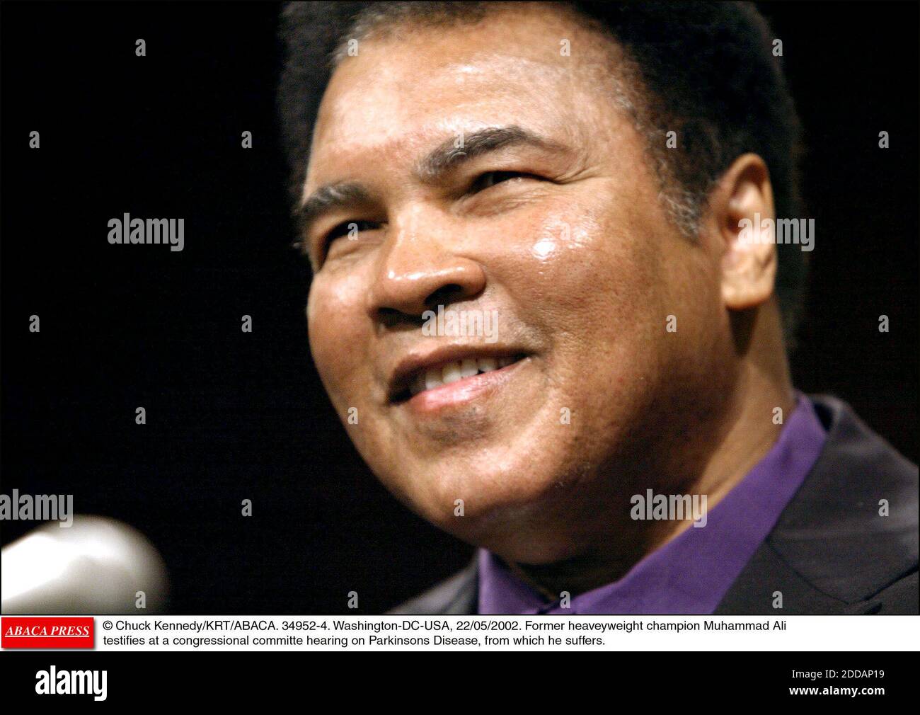 KEIN FILM, KEIN VIDEO, KEIN TV, KEIN DOKUMENTARFILM - © CHUCK KENNEDY/KRT/ABACA. 34952-4. Washington-DC-USA, 22/05/2002. Der ehemalige Schwergewicht-Champion Muhammad Ali bezeugt bei einer Anhörung des Kongressausschusses zur Parkinson-Krankheit, an der er leidet. Stockfoto