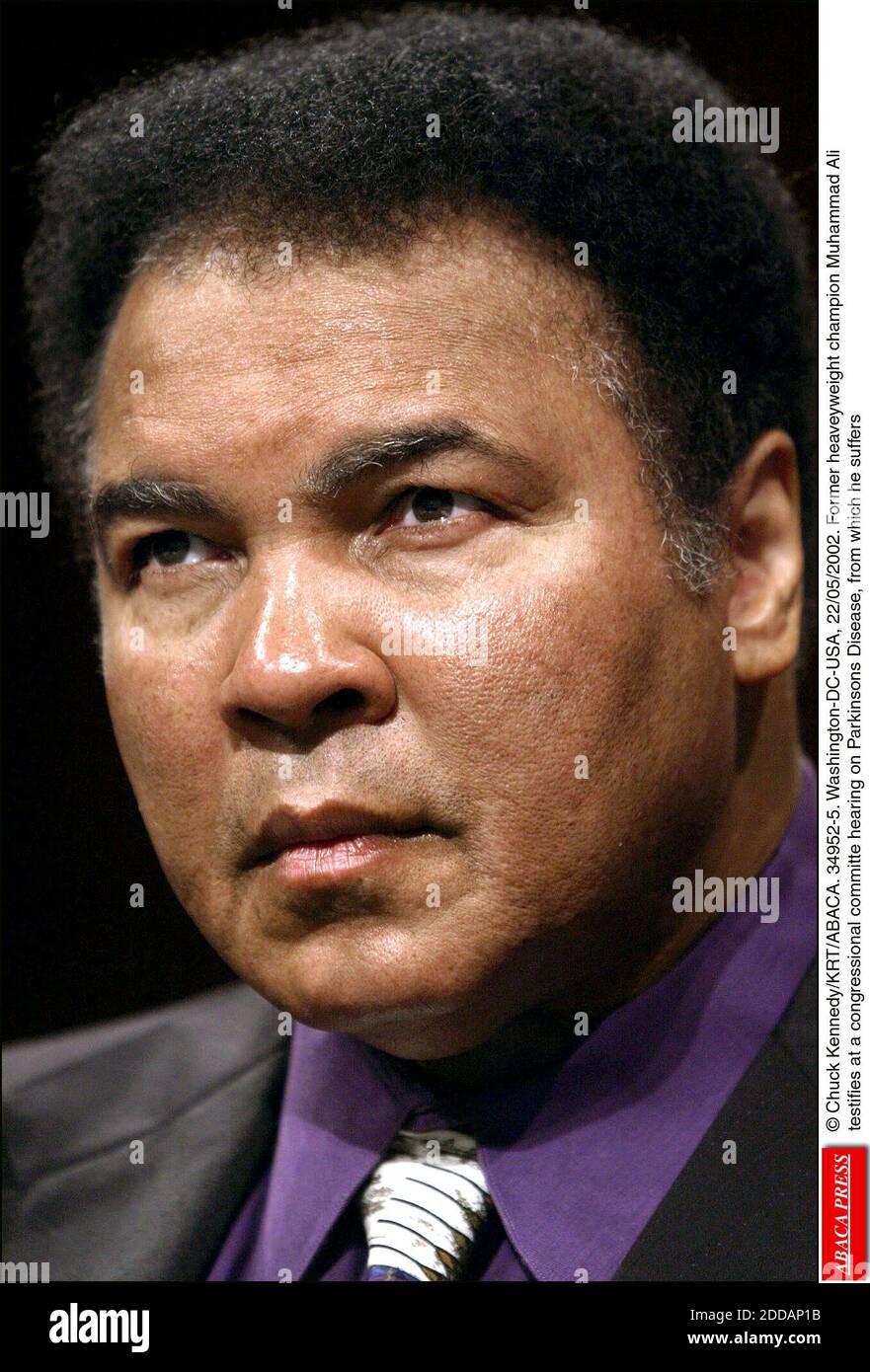 KEIN FILM, KEIN VIDEO, KEIN TV, KEIN DOKUMENTARFILM - © CHUCK KENNEDY/KRT/ABACA. 34952-5. Washington-DC-USA, 22/05/2002. Der ehemalige Schwergewicht-Champion Muhammad Ali bezeugt bei einer Anhörung des Kongressausschusses zur Parkinson-Krankheit, an der er leidet Stockfoto