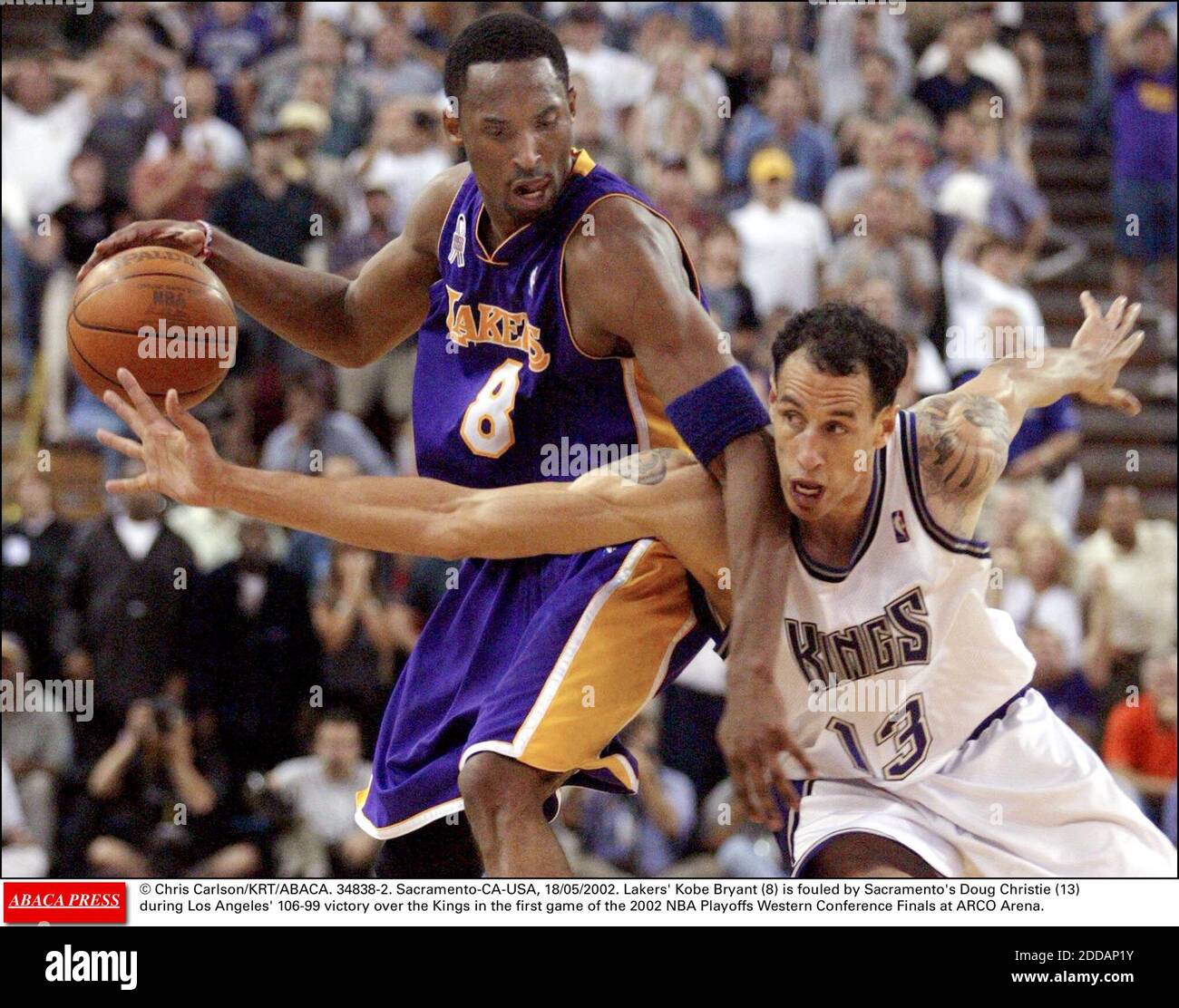 KEIN FILM, KEIN VIDEO, KEIN TV, KEIN DOKUMENTARFILM - © CHRIS CARLSON/KRT/ABACA. 34838-2. Sacramento-CA-USA, 18/05/2002. Lakers' Kobe Bryant (8) wird von Doug Christie (13) in Sacramento während des Sieges von Los Angeles 106-99 über die Könige im ersten Spiel der NBA Playoffs Western Conference Finals 2002 gefoult Stockfoto