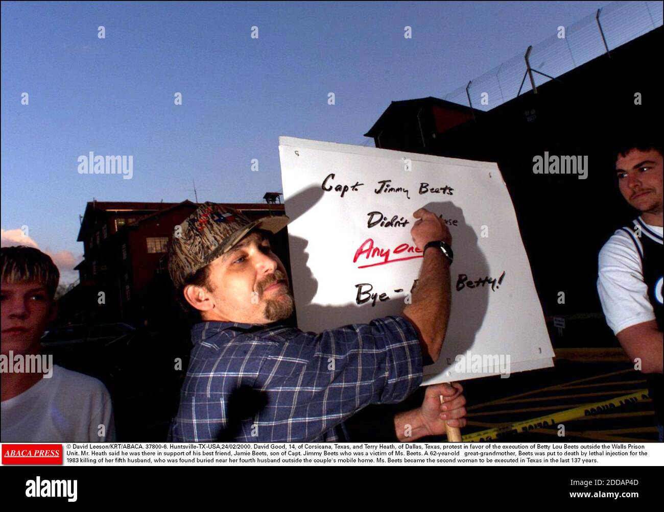 KEIN FILM, KEIN VIDEO, KEIN FERNSEHEN, KEIN DOKUMENTARFILM - © DAVID LEESON/KRT/ABACA. 37800-6. Huntsville-TX-USA, 24/02/2000. David Good, 14, aus Corsicana, Texas, und Terry Heath aus Dallas, Texas, protestieren für die Hinrichtung von Betty Lou Beets vor der Gefängniseinheit Walls. Herr Heath sagte, er sei dort in sup Stockfoto