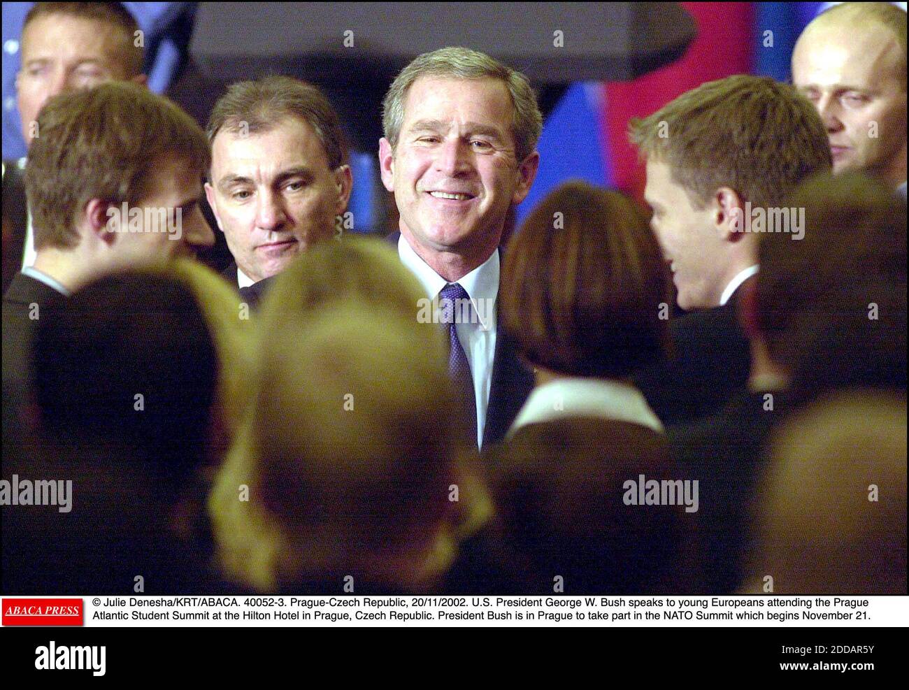 KEIN FILM, KEIN VIDEO, KEIN FERNSEHEN, KEIN DOKUMENTARFILM - © JULIE DENESHA/KRT/ABACA. 40052-3. Prag-Tschechische Republik, 20/11/2002. US-Präsident George W. Bush spricht mit jungen Europäern, die am Prague Atlantic Student Summit im Hilton Hotel in Prag, Tschechische Republik, teilnehmen. Präsident Bush ist in Prag zu nehmen Stockfoto