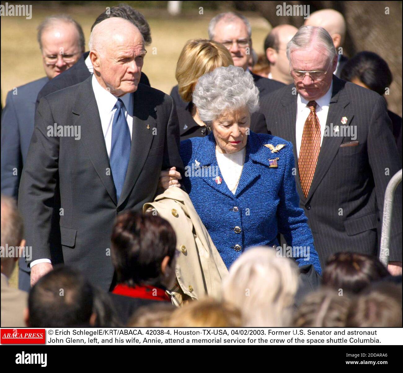 KEIN FILM, KEIN VIDEO, KEIN FERNSEHEN, KEIN DOKUMENTARFILM - © ERICH SCHLEGEL/KRT/ABACA. 42038-4. Houston-TX-USA, 04/02/2003. Der ehemalige US-Senator und Astronaut John Glenn, links, und seine Frau, Annie, besuchen einen Gedenkgottesdienst für die Besatzung des Space Shuttle Columbia. Stockfoto