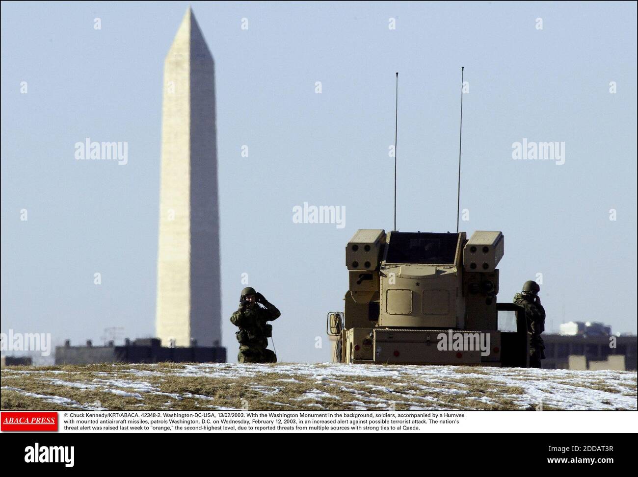 KEIN FILM, KEIN VIDEO, KEIN TV, KEIN DOKUMENTARFILM - © CHUCK KENNEDY/KRT/ABACA. 42348-2. Washington-DC-USA, 13/02/2003. Mit dem Washington Monument im Hintergrund patrouillieren Soldaten, begleitet von einem Humvee mit montierten Flugabwehrraketen, am Mittwoch, den 12. Februar 2003, in einer Inkrea Washington, D.C. Stockfoto