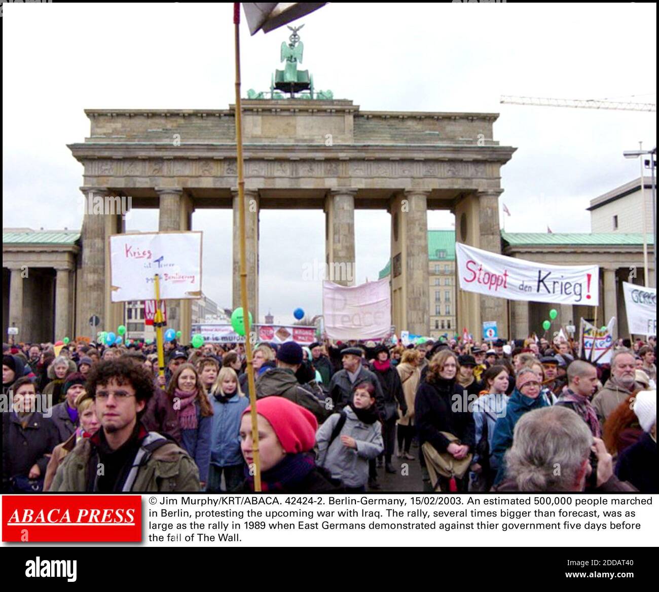 KEIN FILM, KEIN VIDEO, KEIN TV, KEIN DOKUMENTARFILM - © JIM MURPHY/KRT/ABACA. 42424-2. Berlin-Deutschland, 15/02/2003. Schätzungsweise 500,000 Menschen marschierten in Berlin, um gegen den bevorstehenden Krieg mit dem Irak zu protestieren. Die Rallye, die um ein Vielfaches größer war als prognostiziert, war so groß wie die Rallye im Jahr 1989, als die Ostdeutschen demonstrierten Stockfoto