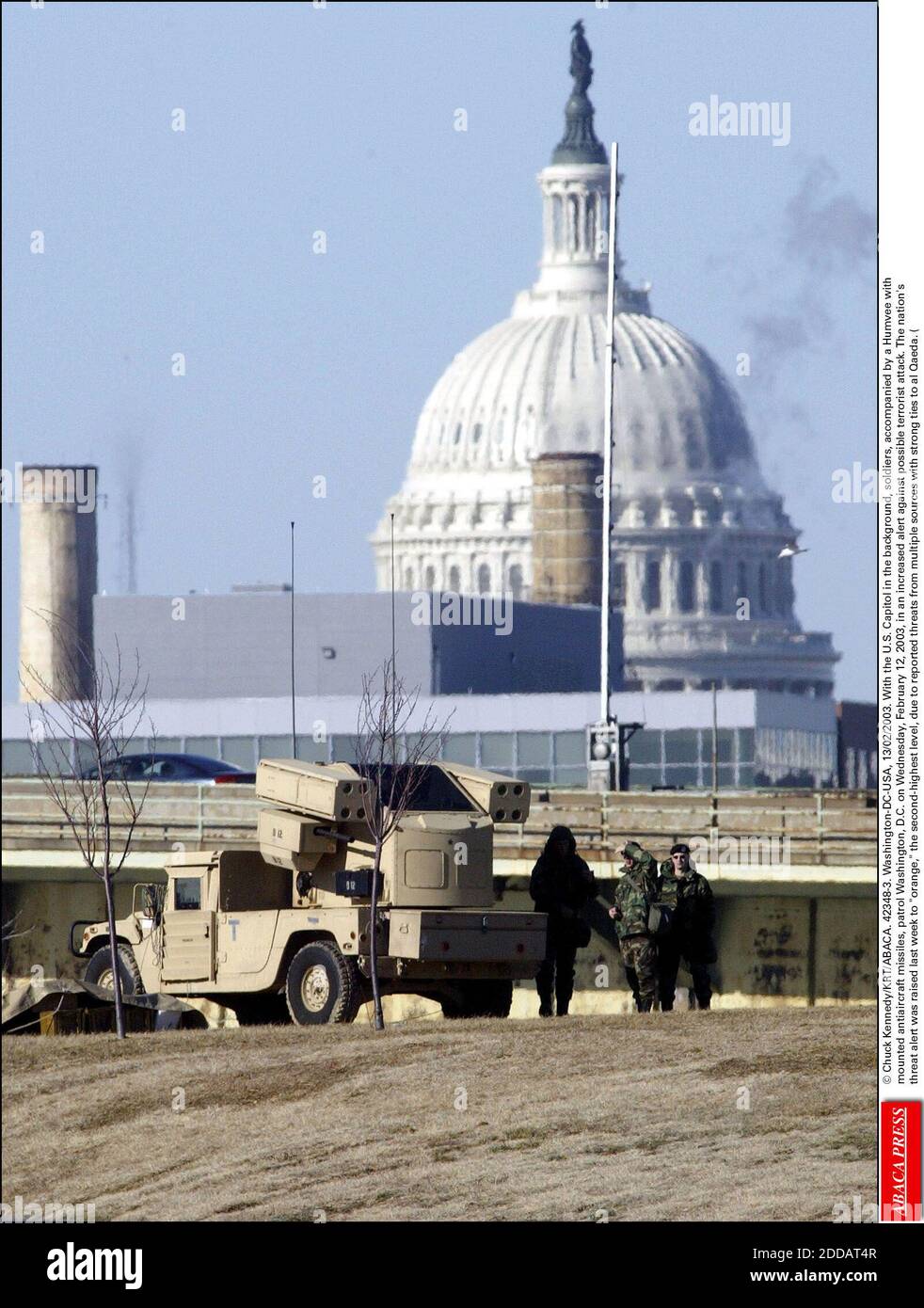 KEIN FILM, KEIN VIDEO, KEIN TV, KEIN DOKUMENTARFILM - © CHUCK KENNEDY/KRT/ABACA. 42348-3. Washington-DC-USA, 13/02/2003. Mit dem US-Kapitol im Hintergrund patrouillieren Soldaten, begleitet von einer Humvee mit Flak-Raketen, am Mittwoch, den 12. Februar 2003, in einer erhöhten Alarmstufe in Washington Stockfoto