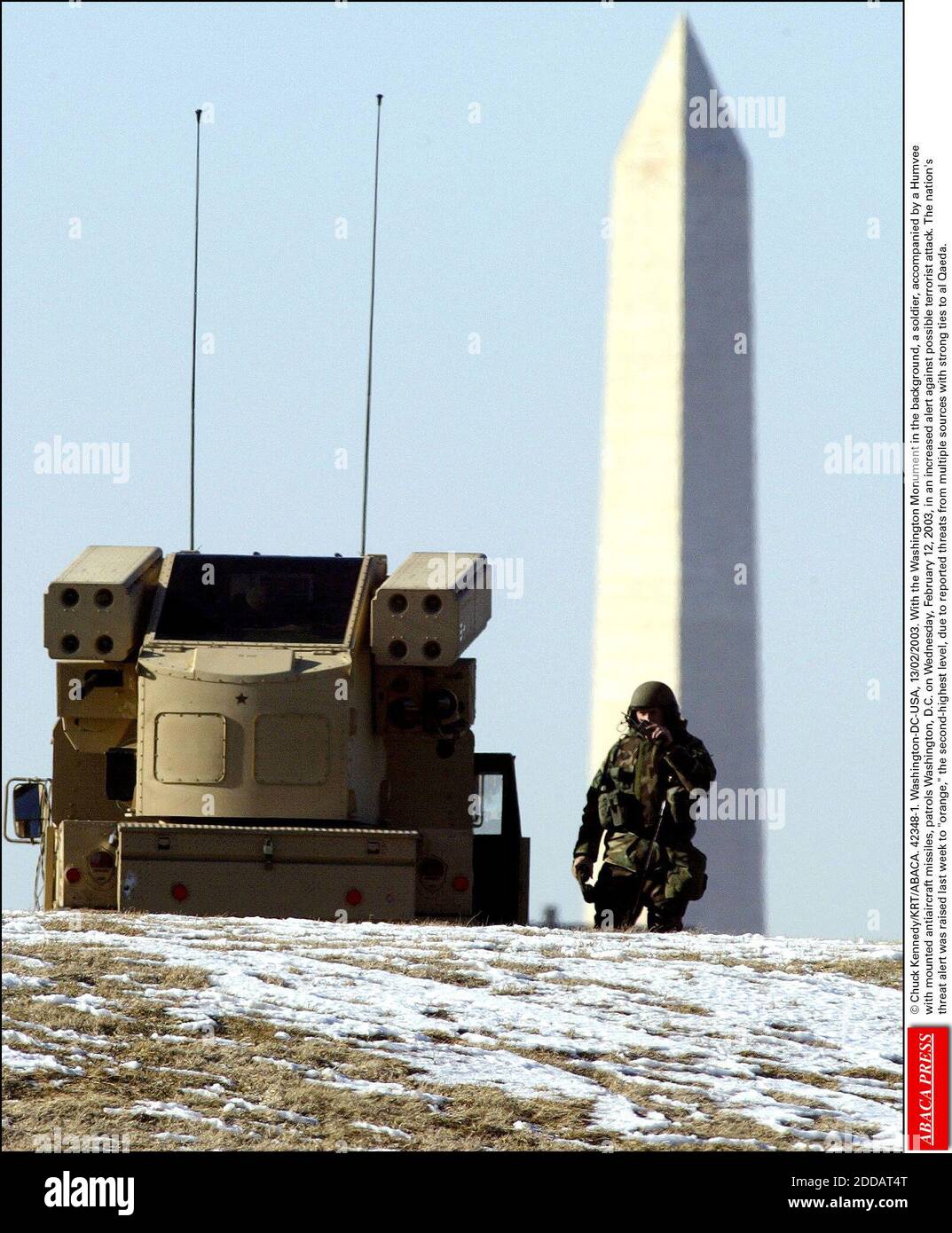 KEIN FILM, KEIN VIDEO, KEIN TV, KEIN DOKUMENTARFILM - © CHUCK KENNEDY/KRT/ABACA. 42348-1. Washington-DC-USA, 13/02/2003. Mit dem Washington Monument im Hintergrund patrouilliert ein Soldat, begleitet von einem Humvee mit montierten Flugabwehrraketen, Washington, D.C. am Mittwoch, 12. Februar 2003, in einer Increa Stockfoto