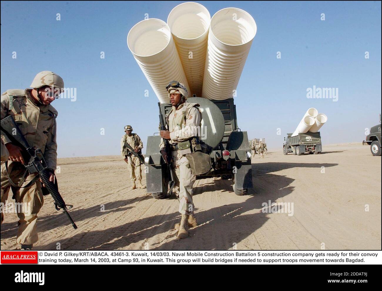KEIN FILM, KEIN VIDEO, KEIN FERNSEHEN, KEIN DOKUMENTARFILM - © DAVID P. GILKEY/KRT/ABACA. 43461-3. Kuwait, 14/03/03. Marine Mobile Construction Bataillon 5 Baufirma macht sich bereit für ihre Konvoi Ausbildung heute, 14. März 2003, im Lager 93, in Kuwait. Diese Gruppe wird bei Bedarf Brücken bauen, um die Truppen zu unterstützen Stockfoto