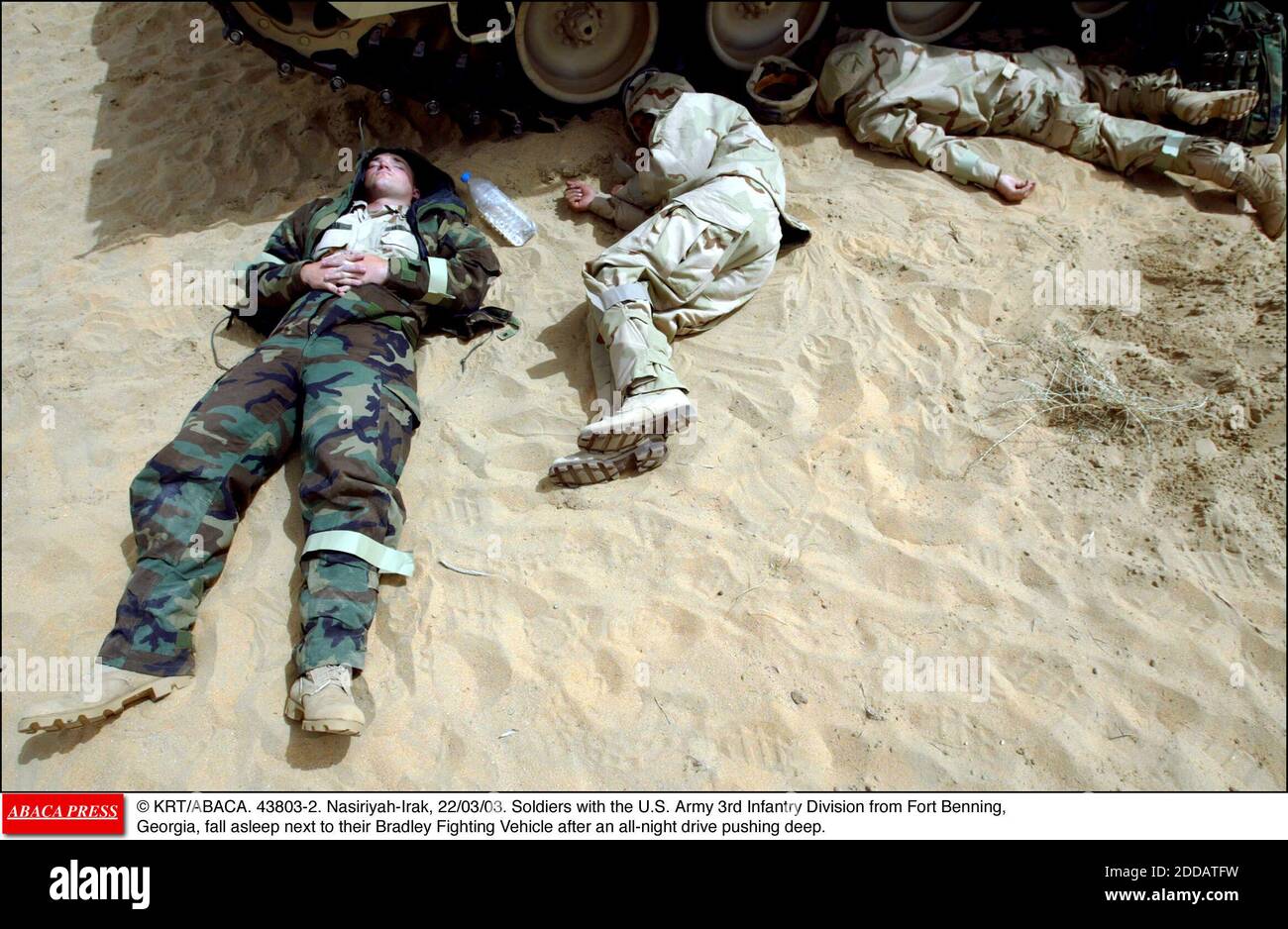 KEIN FILM, KEIN VIDEO, KEIN TV, KEIN DOKUMENTARFILM - © KRT/ABACA. 43803-2. Nasiriyah-Irak, 22/03/03. Soldaten mit der 3. Infanterie-Division der US-Armee aus Fort Benning, Georgia, schlafen neben ihrem Bradley-Kampffahrzeug ein, nachdem sie die ganze Nacht tief gefahren sind. Stockfoto