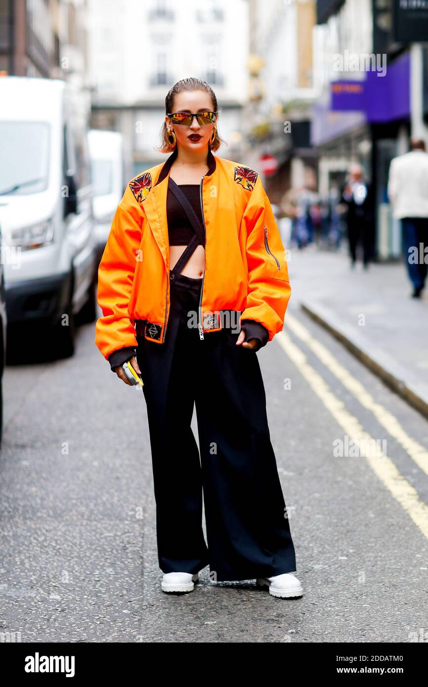 Street Style, Ankunft in Victoria Beckham Frühjahr Sommer 2019 Ready-to-wear-Show, in Dover Street, in London, Großbritannien, am 16. September 2018 statt. Foto von Marie-Paola Bertrand-Hillion/ABACAPRESS.COM Stockfoto
