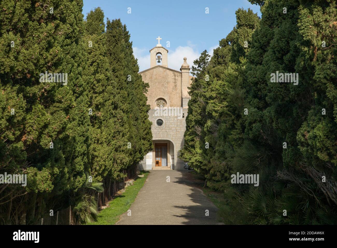 Baumweg, der zum Kloster Ermita de Betlem führt Stockfoto
