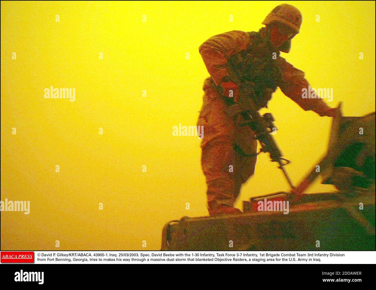 KEIN FILM, KEIN VIDEO, KEIN FERNSEHEN, KEIN DOKUMENTARFILM - © DAVID P. GILKEY/KRT/ABACA. 43905-1. Irak. 25/03/2003. Spez. David Beebe mit der 1-30 Infanterie, Task Force 3-7 Infanterie, 1. Brigade Combat Team 3. Infanterie-Division aus Fort Benning, Georgia, versucht, seinen Weg durch einen massiven Staubsturm, dass b Stockfoto