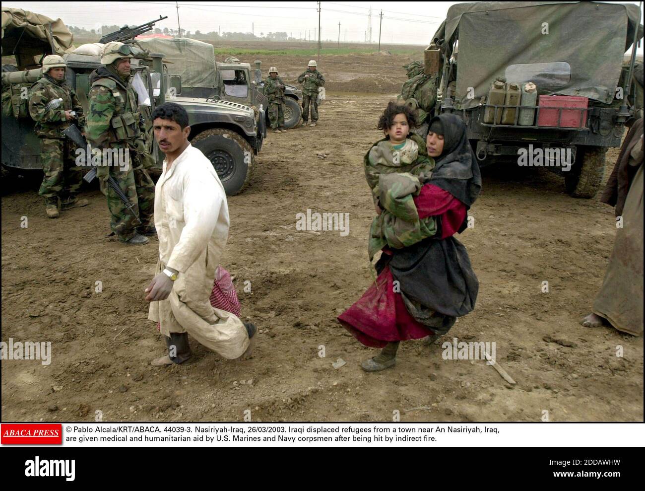 KEIN FILM, KEIN VIDEO, KEIN FERNSEHEN, KEIN DOKUMENTARFILM - © PABLO ALCALA/KRT/ABACA. 44039-3. Nasiriyah-Iraq, 26/03/2003. Irakische Flüchtlinge aus einer Stadt in der Nähe von an Nasiriyah im Irak erhalten medizinische und humanitäre Hilfe von US-Marineinfanteristen und Korpsmen der Marine, nachdem sie von einem indirekten Feuer getroffen wurden. Stockfoto