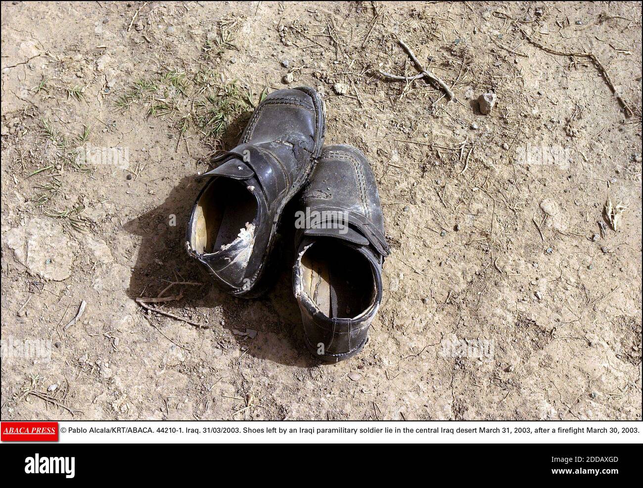 KEIN FILM, KEIN VIDEO, KEIN FERNSEHEN, KEIN DOKUMENTARFILM - © PABLO ALCALA/KRT/ABACA. 44210-1. Irak. 31/03/2003. Schuhe, die ein irakischer paramilitärischer Soldat hinterlassen hat, liegen am 31. März 2003 in der zentralirakischen Wüste, nach einem Feuergefecht am 30. März 2003. Stockfoto