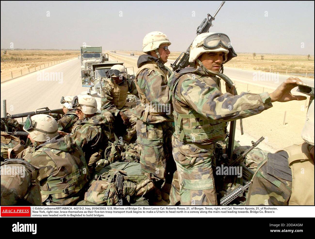 KEIN FILM, KEIN VIDEO, KEIN FERNSEHEN, KEIN DOKUMENTARFILM - © EDDIE LEDESMA/KRT/ABACA. 44213-2. Irak, 01/04/2003. U.S. Marines of Bridge Co. Bravo Lance CPL. Roberto Rosas, 21, aus Borger, Texas, rechts und CPL. Norman Aponte, 21, aus Rochester, New York, rechts hinten, stellt sich als ihr fünf-Tonnen-Truppentransponder auf Stockfoto