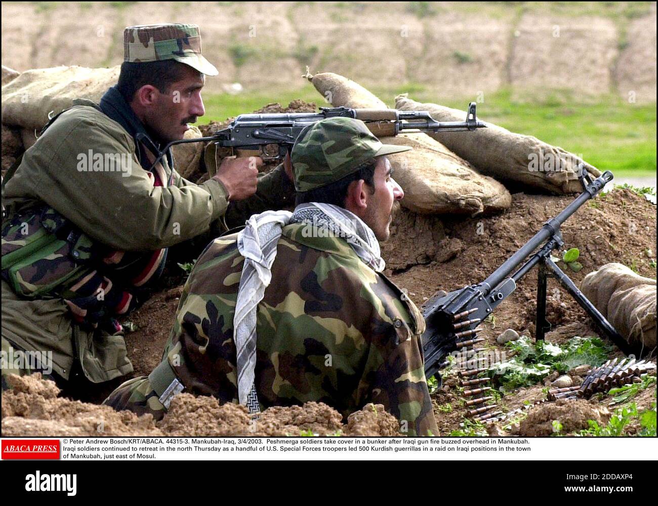 KEIN FILM, KEIN VIDEO, KEIN FERNSEHEN, KEIN DOKUMENTARFILM - © PETER ANDREW BOSCH/KRT/ABACA. 44315-3. Mankubah-Irak, 4. März 2003. Peschmerga-Soldaten decken sich in einem Bunker ab, nachdem irakisches Waffenfeuer in Mankubah über sich hereinschwirrte. Irakische Soldaten zogen sich am Norddonnerstag als eine Handvoll US-Spezialeinheiten weiter zurück Stockfoto