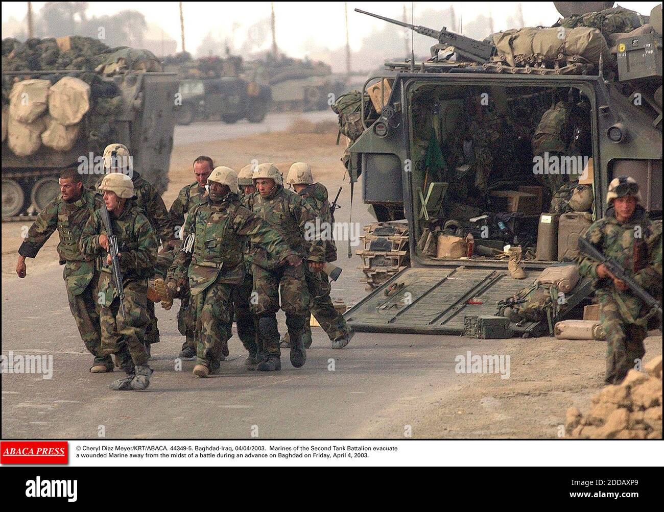 KEIN FILM, KEIN VIDEO, KEIN FERNSEHEN, KEIN DOKUMENTARFILM - © CHERYL DIAZ MEYER/KRT/ABACA. 44349-5. Bagdad-Iraq, 04/04/2003. Marines des zweiten Panzerbataillons evakuieren eine verwundete Marine aus der Mitte einer Schlacht bei einem Vormarsch auf Bagdad am Freitag, 4. April 2003. Stockfoto