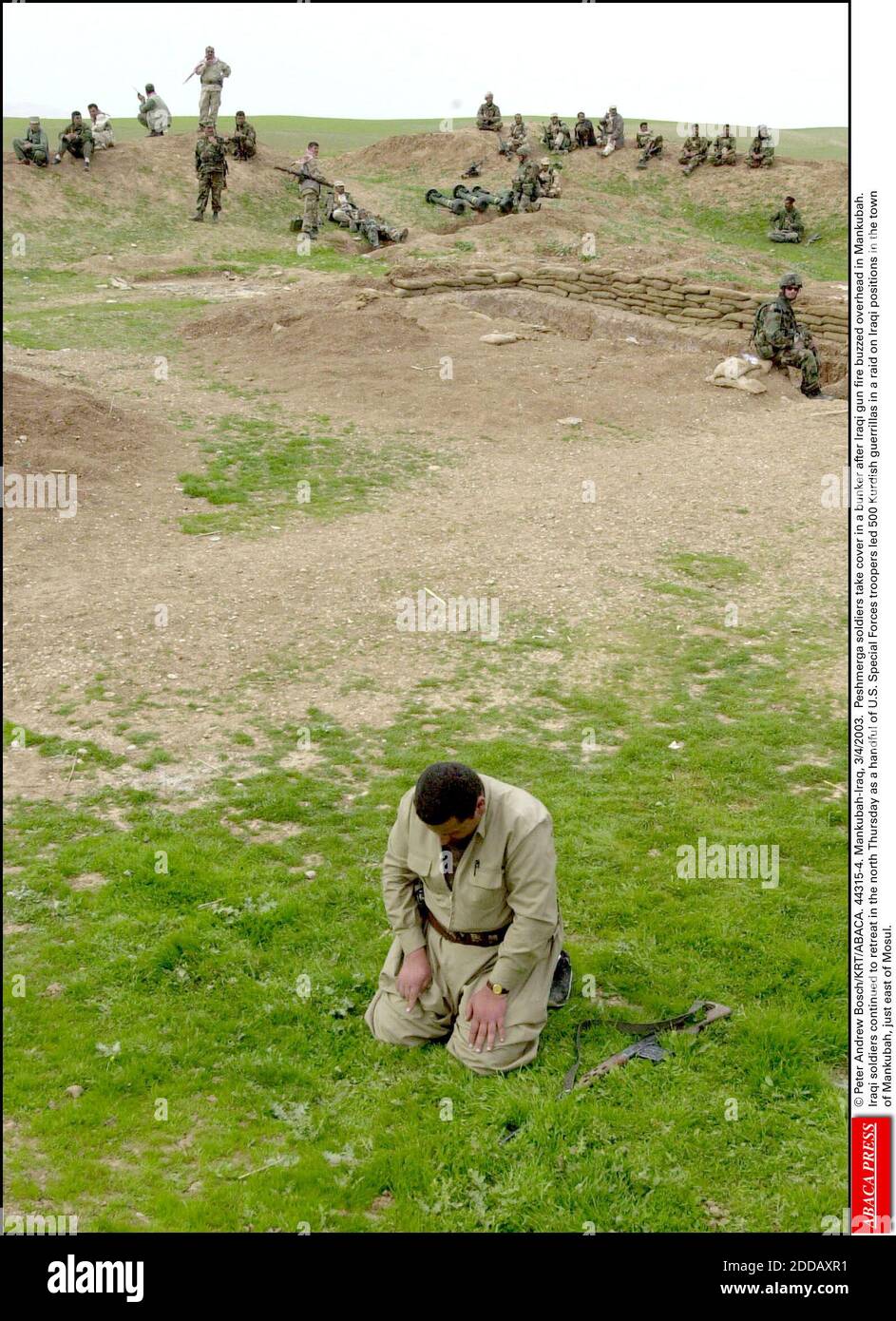 KEIN FILM, KEIN VIDEO, KEIN FERNSEHEN, KEIN DOKUMENTARFILM - © PETER ANDREW BOSCH/KRT/ABACA. 44315-4. Mankubah-Irak, 4. März 2003. Peschmerga-Soldaten decken sich in einem Bunker ab, nachdem irakisches Waffenfeuer in Mankubah über sich hereinschwirrte. Irakische Soldaten zogen sich am Norddonnerstag als eine Handvoll US-Spezialeinheiten weiter zurück Stockfoto