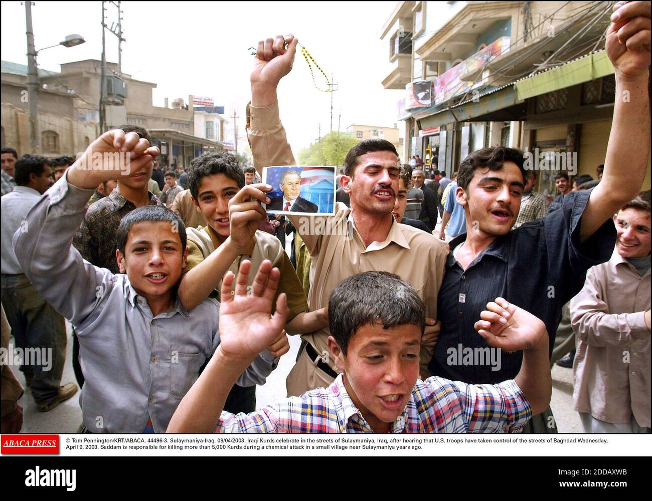 KEIN FILM, KEIN VIDEO, KEIN TV, KEIN DOKUMENTARFILM - © TOM PENNINGTON/KRT/ABACA. 44496-3. Sulaymaniyah-Irak. 09/04/2003. Irakische Kurden feiern in den Straßen von Sulaymaniya im Irak, nachdem sie gehört haben, dass US-Truppen die Straßen von Bagdad am Mittwoch, den 9. April 2003 unter Kontrolle gebracht haben. Saddam ist für k verantwortlich Stockfoto