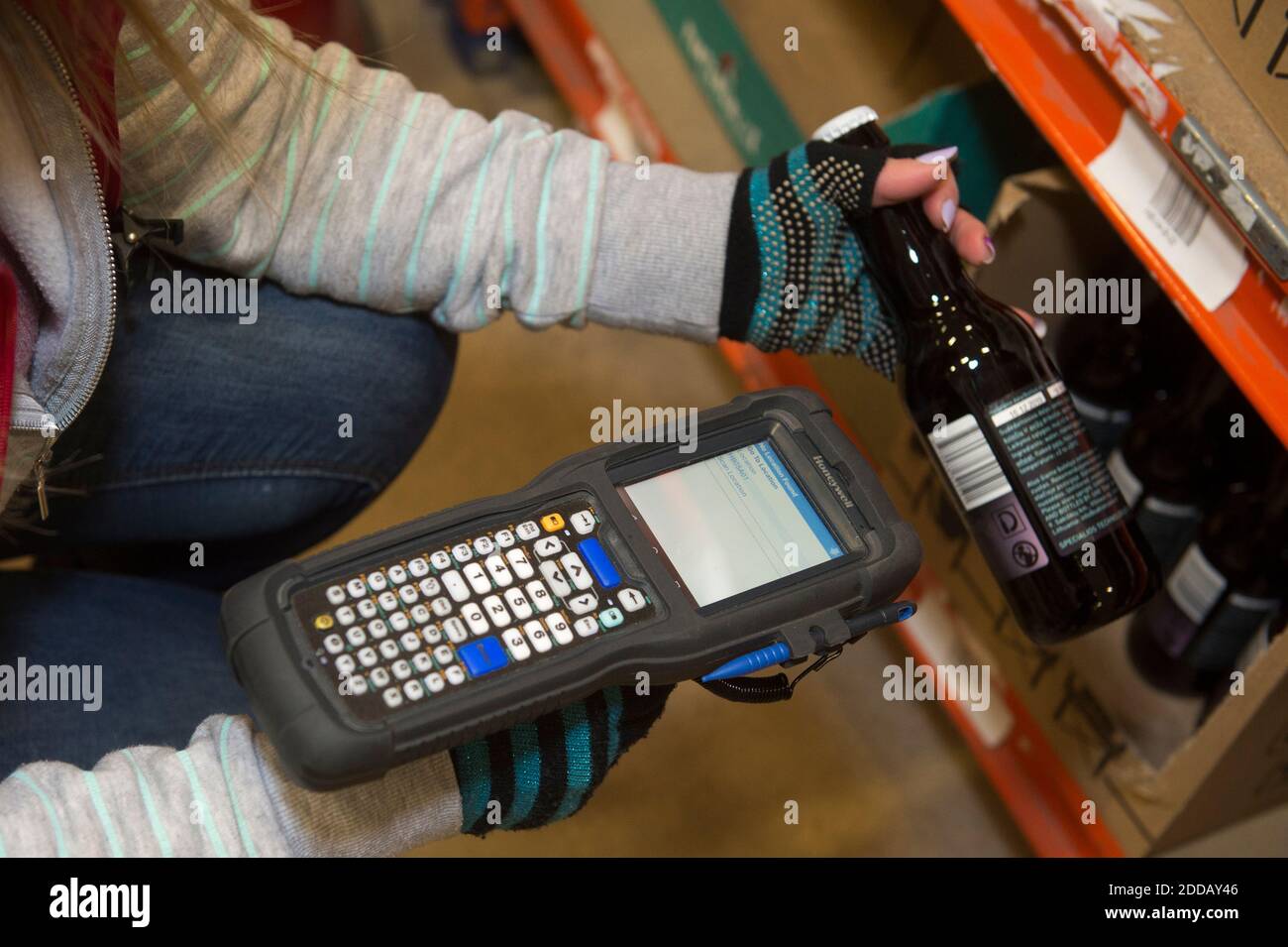 Hallmark Distribution mit Snapfill-System für die Kommissionierung Craft Biere in ihrem Lager. Kommissionierung und Scannen Ale elektronisch Stockfoto