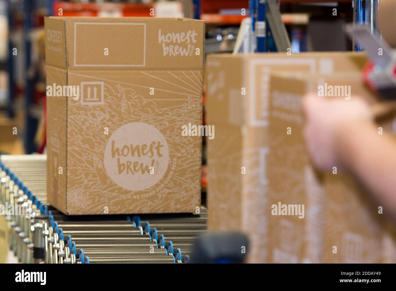 Hallmark Distribution mit Snapfill-System für die Kommissionierung Craft Biere in ihrem Lager. Kommissionierung und Scannen Ale elektronisch Stockfoto