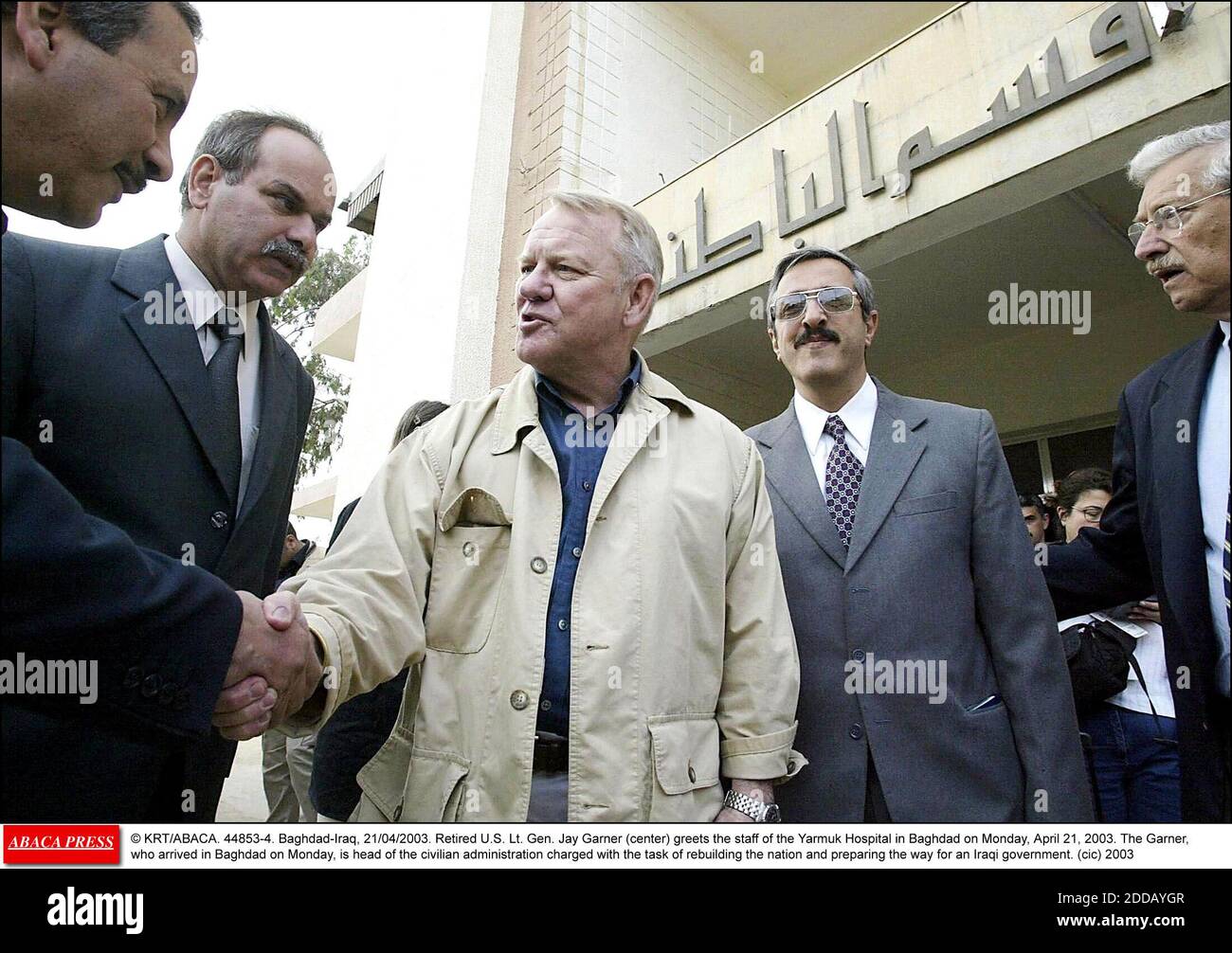 KEIN FILM, KEIN VIDEO, KEIN TV, KEIN DOKUMENTARFILM - © KRT/ABACA. 44853-4. Bagdad-Irak, 21/04/2003. Am Montag, den 21. April 2003, begrüßt der pensionierte US-Oberstleutnant Jay Garner (Mitte) das Personal des Yarmuk-Krankenhauses in Bagdad. Der Garner, der am Montag in Bagdad angekommen ist, ist Leiter der zivilen Verwaltung cha Stockfoto